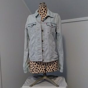 Stretchy Versatile Levi's Jean Jacket